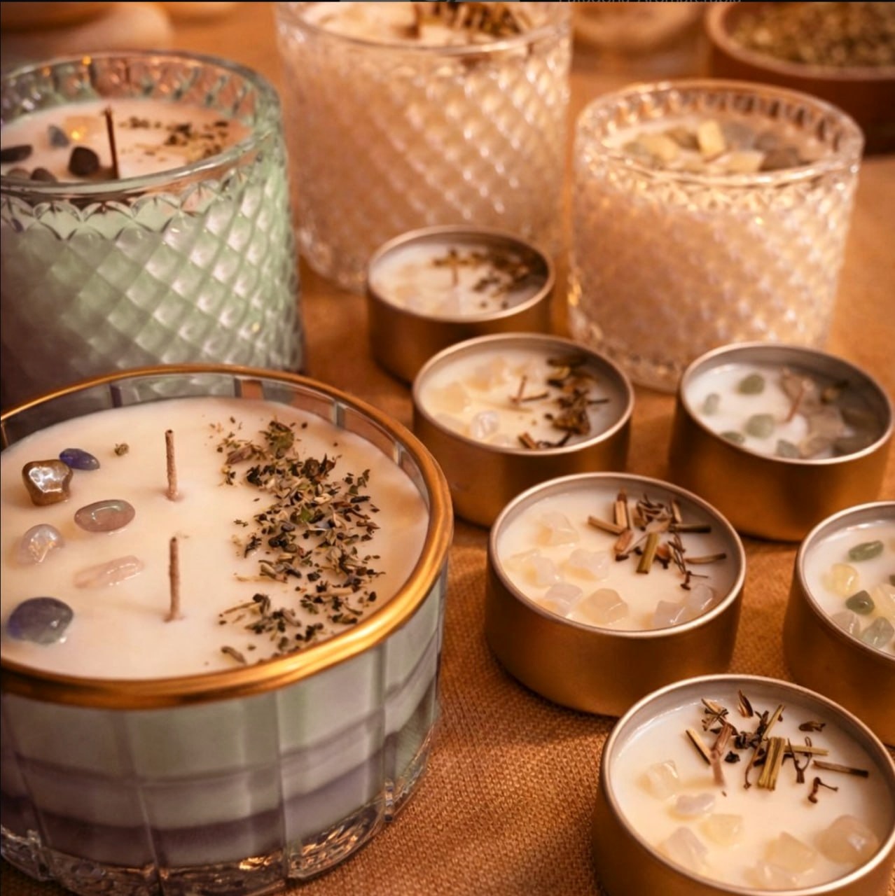 Velas Patagona en tonos cálidos y verde salvia